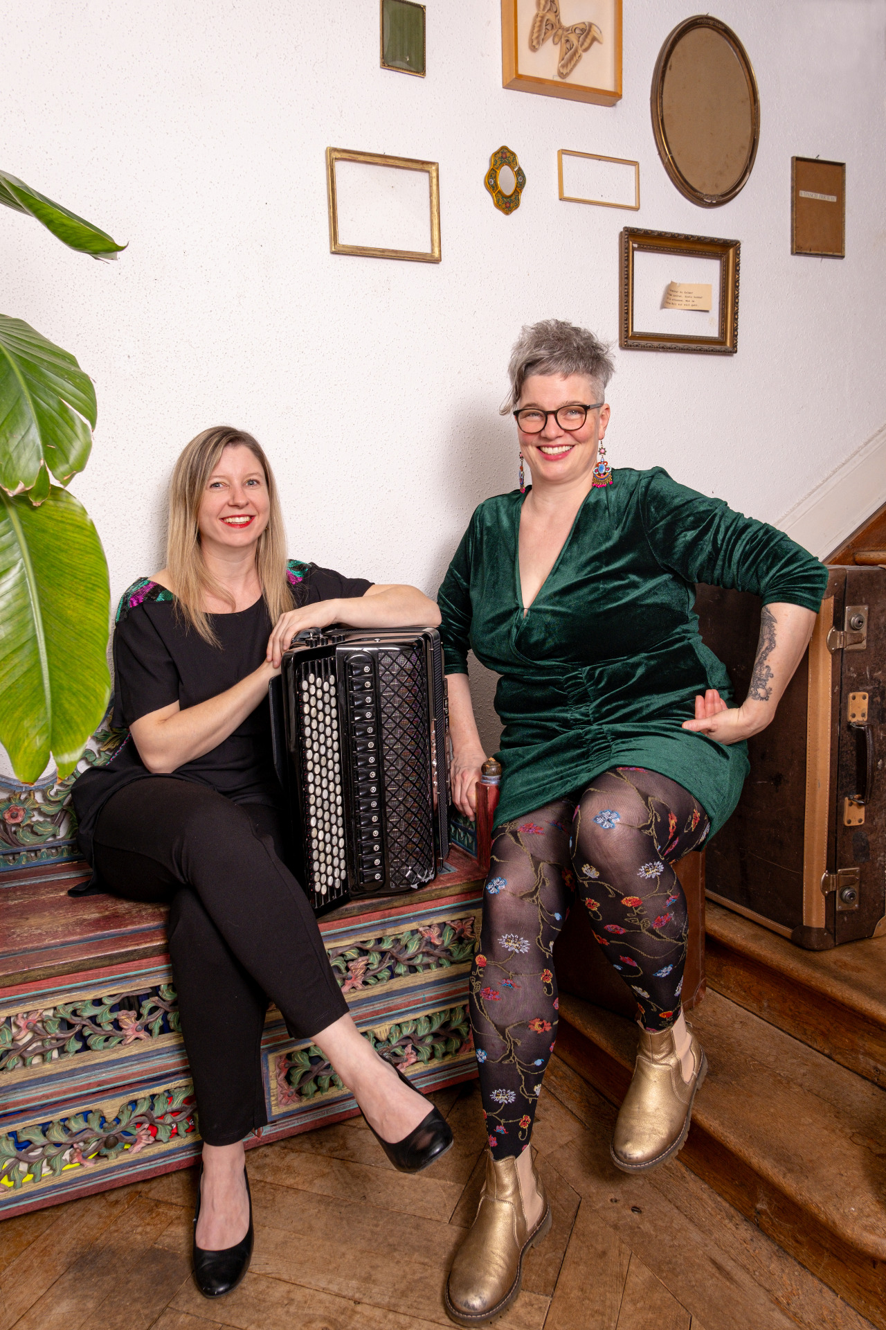 Les Deux Canaches: Nina Widmer, Gesang * Cindy Schwemmer, Akkordeon