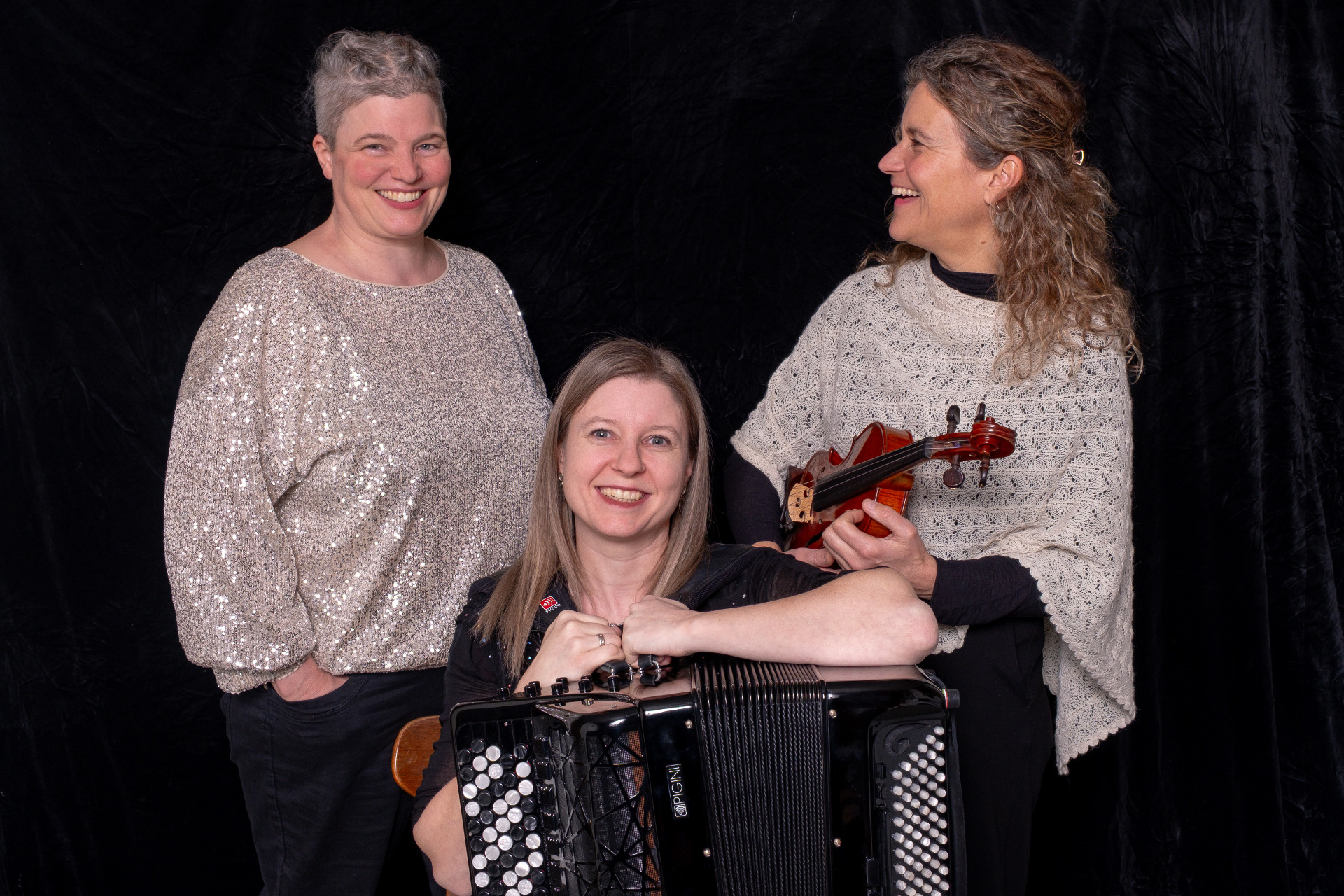 Les Troix Canaches: Nina Widmer, Gesang * Friederike Haslbeck, Geige * Cindy Schwemmer, Akkordeon